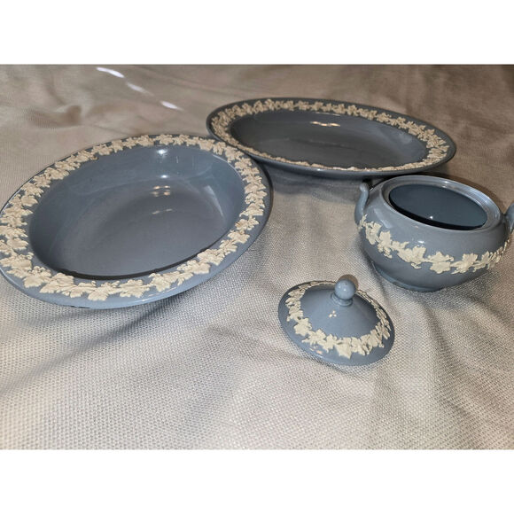 3 Pieces Wedgewood Queensware White on Blue 2 Serving and 1 Lidded Sugar Bowl - Picture 3 of 11